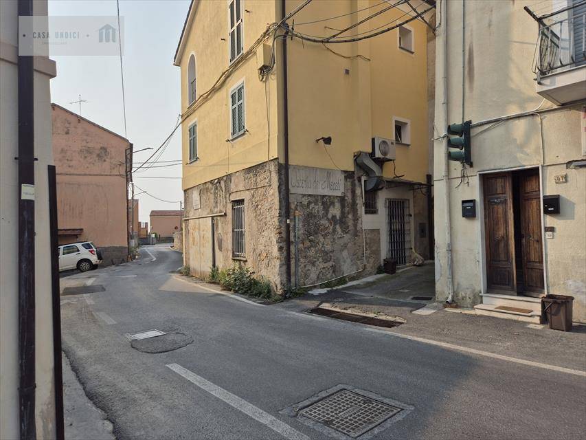 locale di sgombero in vendita a Loano