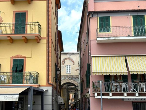 locale di sgombero in vendita a Loano