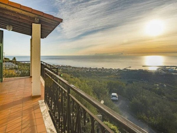 casa indipendente in vendita a Loano