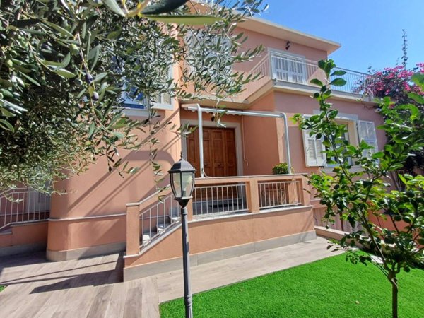 casa indipendente in vendita a Loano
