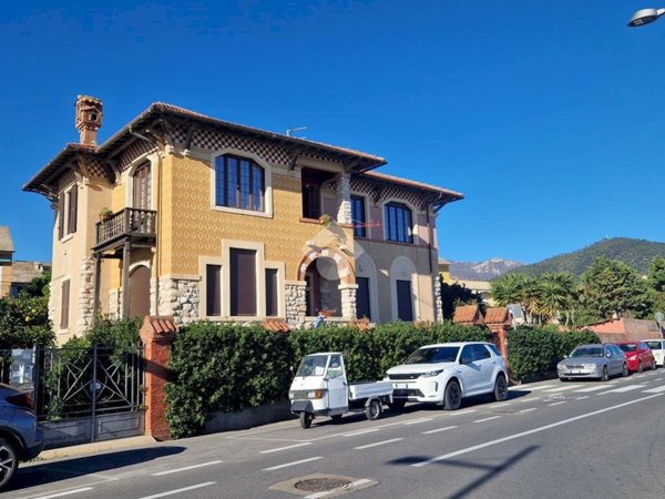 casa indipendente in vendita a Loano