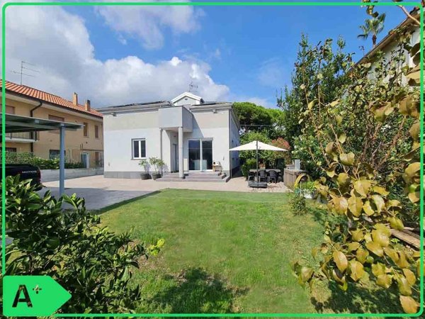 casa indipendente in vendita a Loano