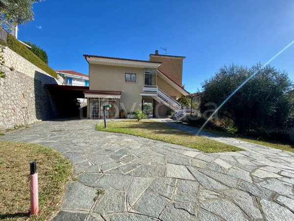 casa indipendente in vendita a Loano