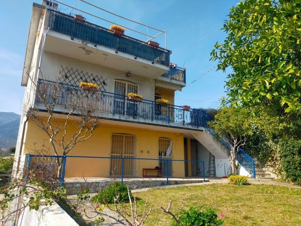 casa indipendente in vendita a Loano