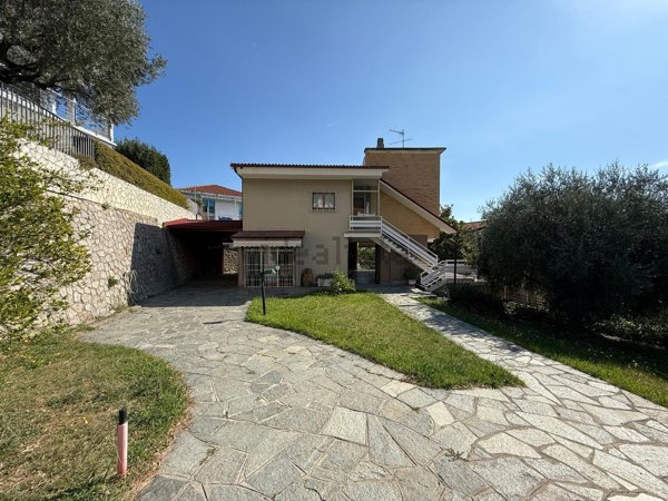 casa indipendente in vendita a Loano