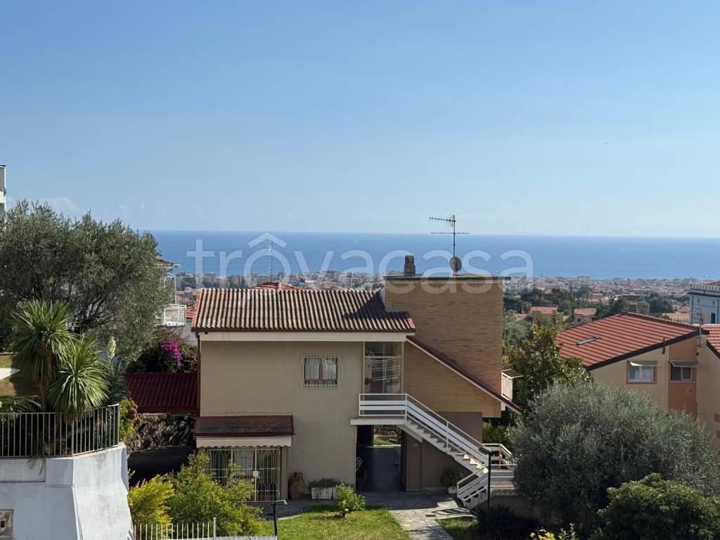 casa indipendente in vendita a Loano