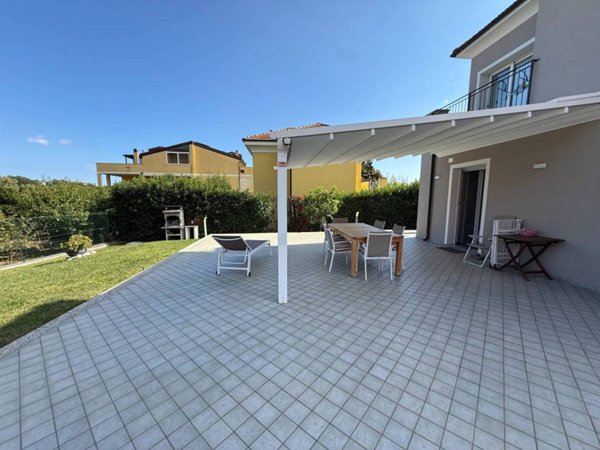 casa indipendente in vendita a Loano