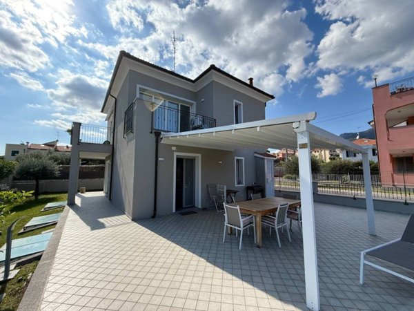 casa indipendente in vendita a Loano