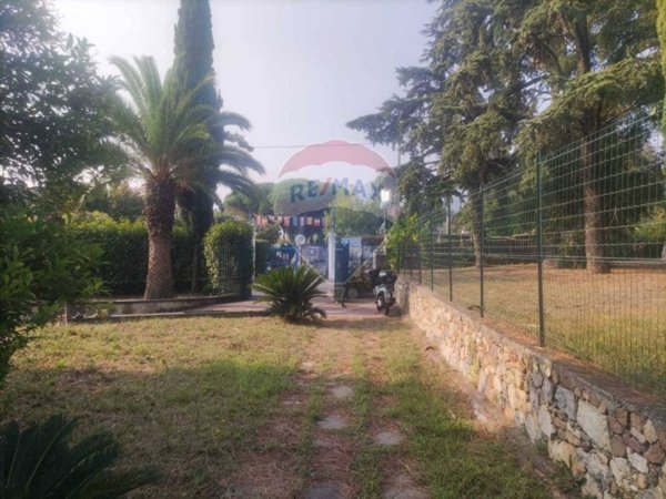 casa indipendente in vendita a Loano