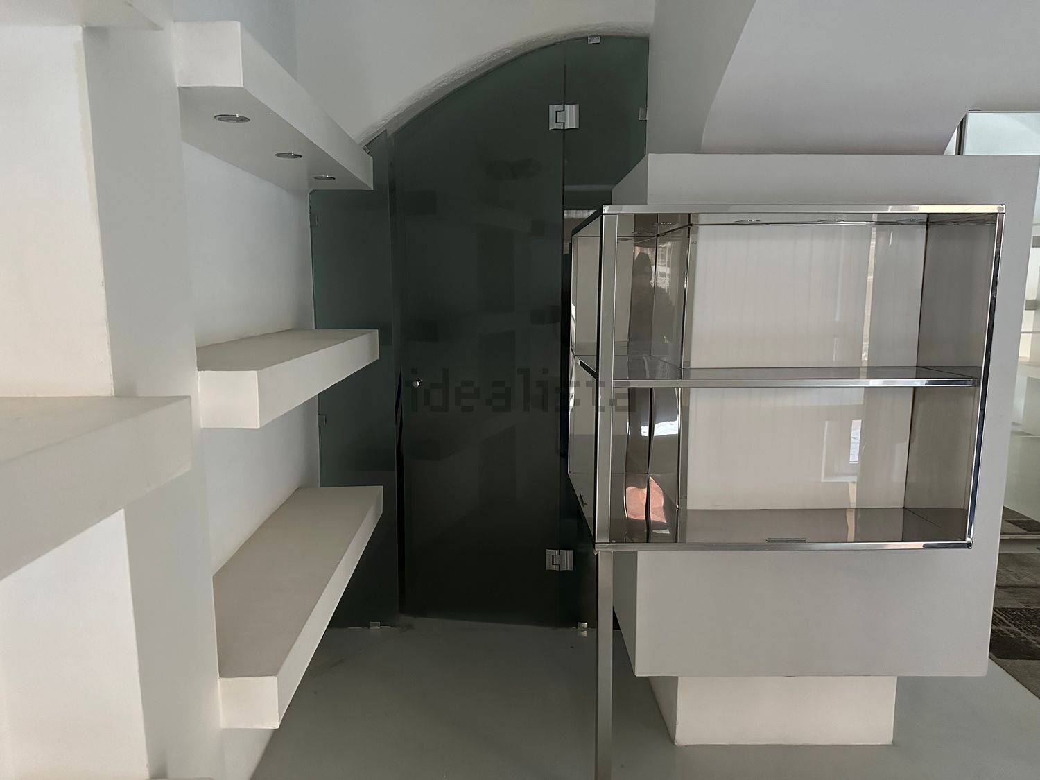 locale commerciale in vendita a Loano