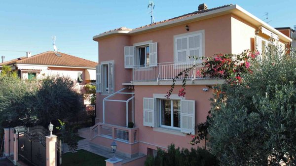 casa indipendente in vendita a Loano