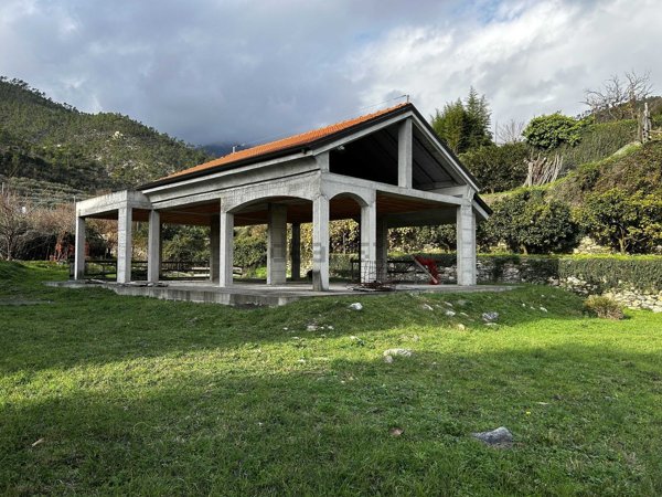 casa indipendente in vendita a Loano in zona Verzi