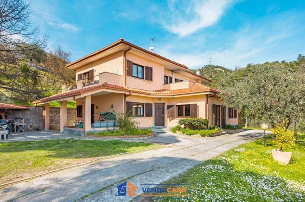 casa indipendente in vendita a Loano