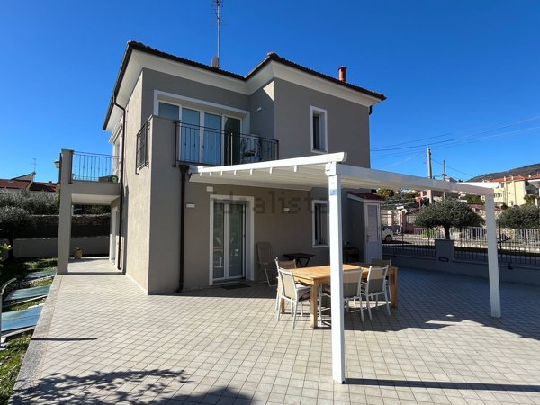 casa indipendente in vendita a Loano