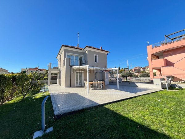 casa indipendente in vendita a Loano