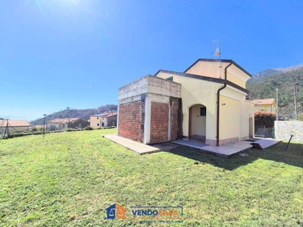 casa indipendente in vendita a Loano in zona Verzi