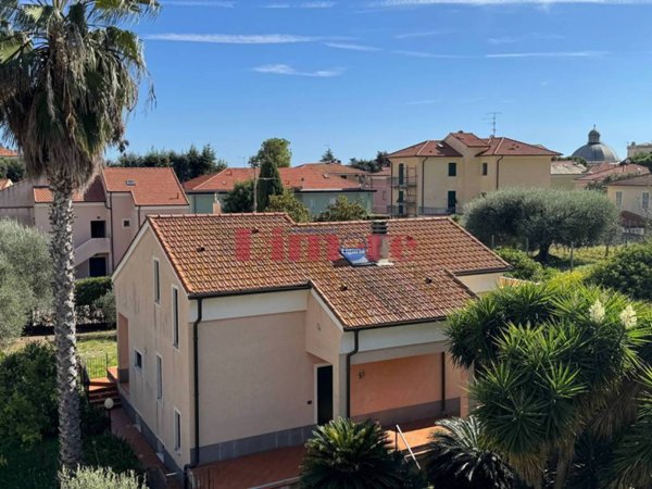 casa indipendente in vendita a Loano