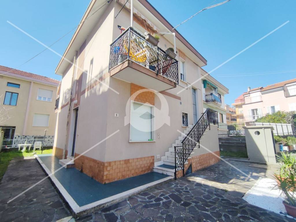 casa indipendente in vendita a Loano