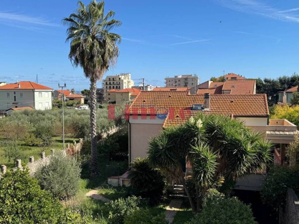 casa indipendente in vendita a Loano