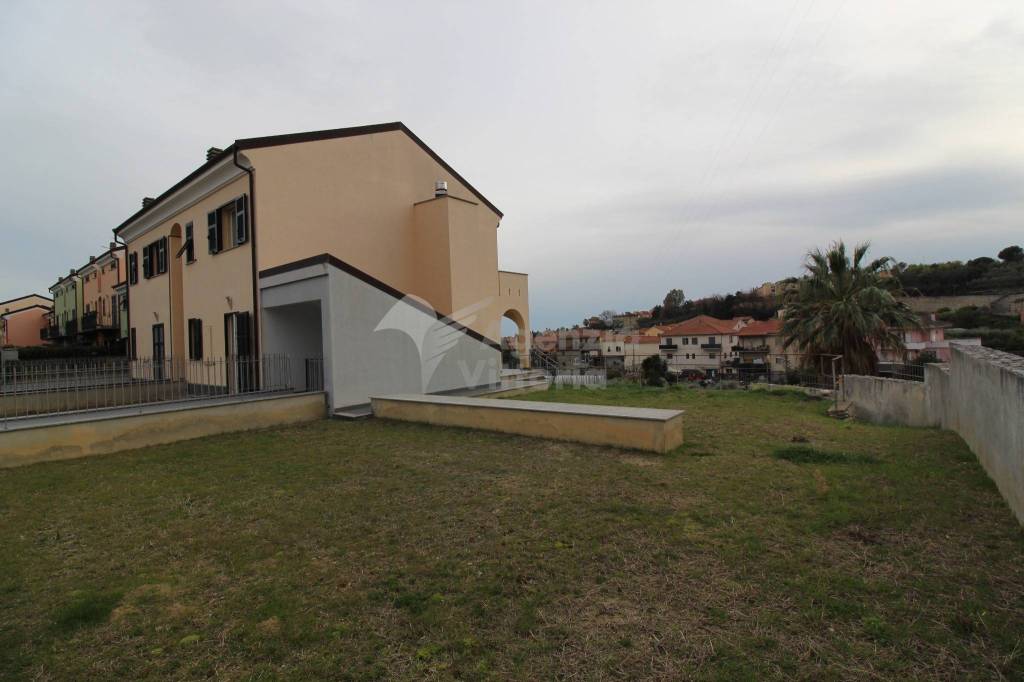 casa indipendente in vendita a Loano