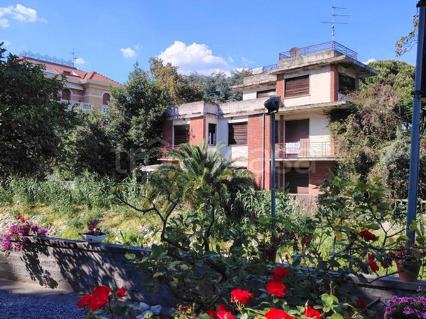 casa indipendente in vendita a Loano