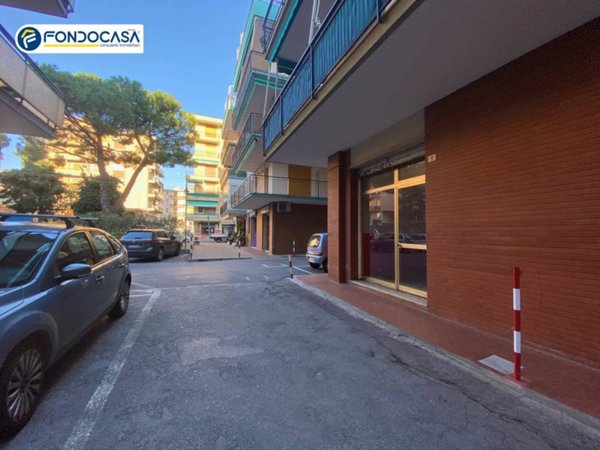 locale commerciale in vendita a Loano