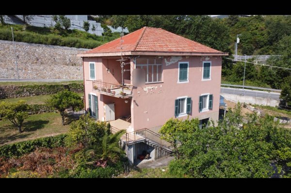 casa indipendente in vendita a Loano