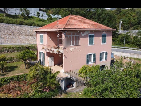 casa indipendente in vendita a Loano