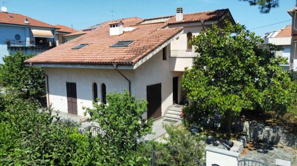 casa indipendente in vendita a Loano