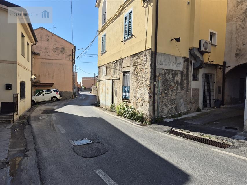 locale di sgombero in vendita a Loano
