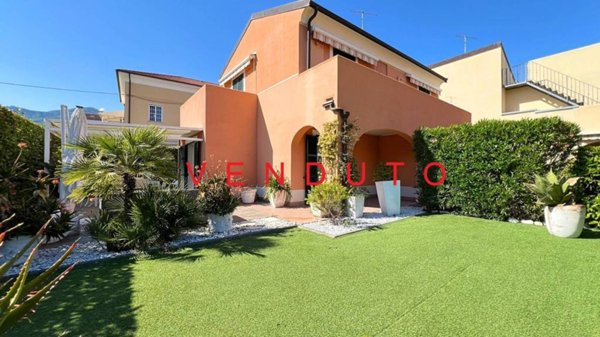 casa indipendente in vendita a Loano