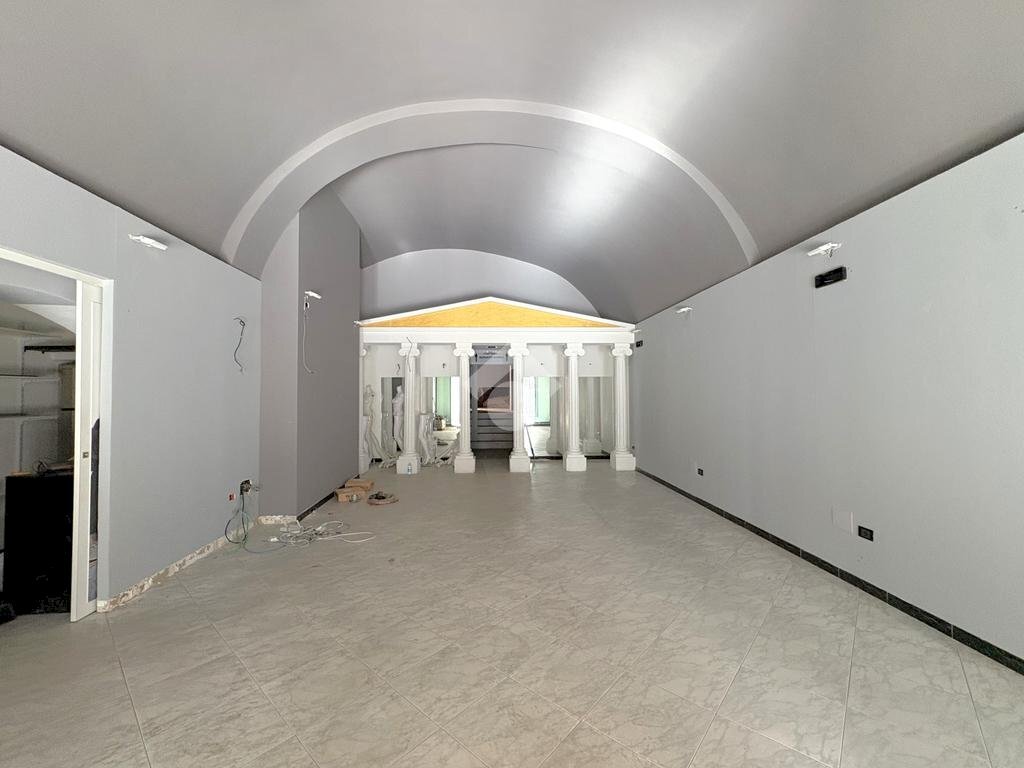 locale commerciale in vendita a Loano