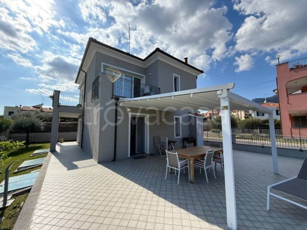 casa indipendente in vendita a Loano