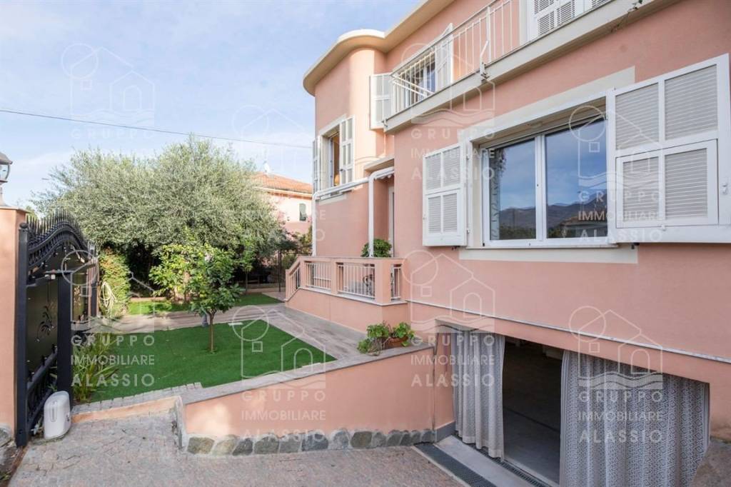 casa indipendente in vendita a Loano