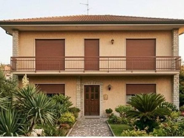 casa indipendente in vendita a Loano