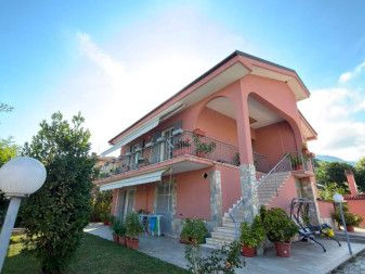 casa indipendente in vendita a Loano