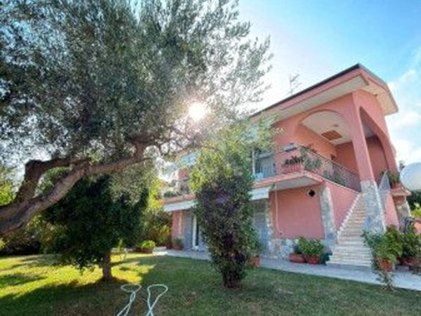 casa indipendente in vendita a Loano