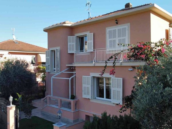 casa indipendente in vendita a Loano