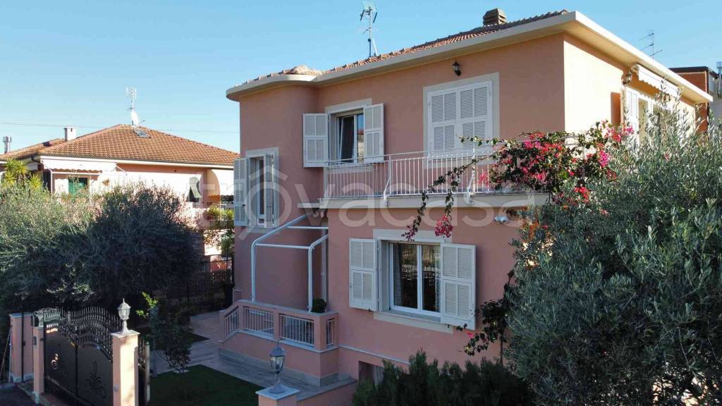 casa indipendente in vendita a Loano