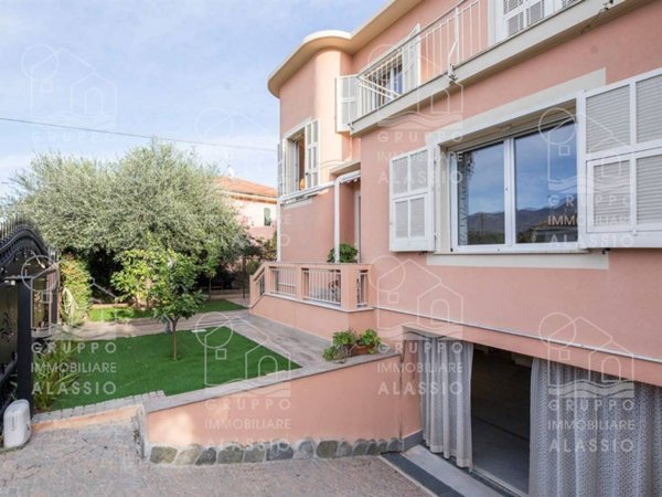 casa indipendente in vendita a Loano