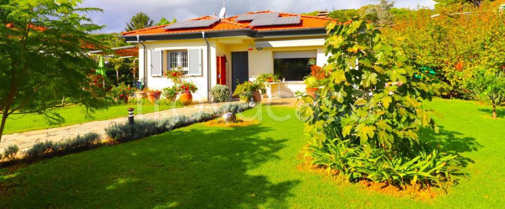 casa indipendente in vendita a Loano