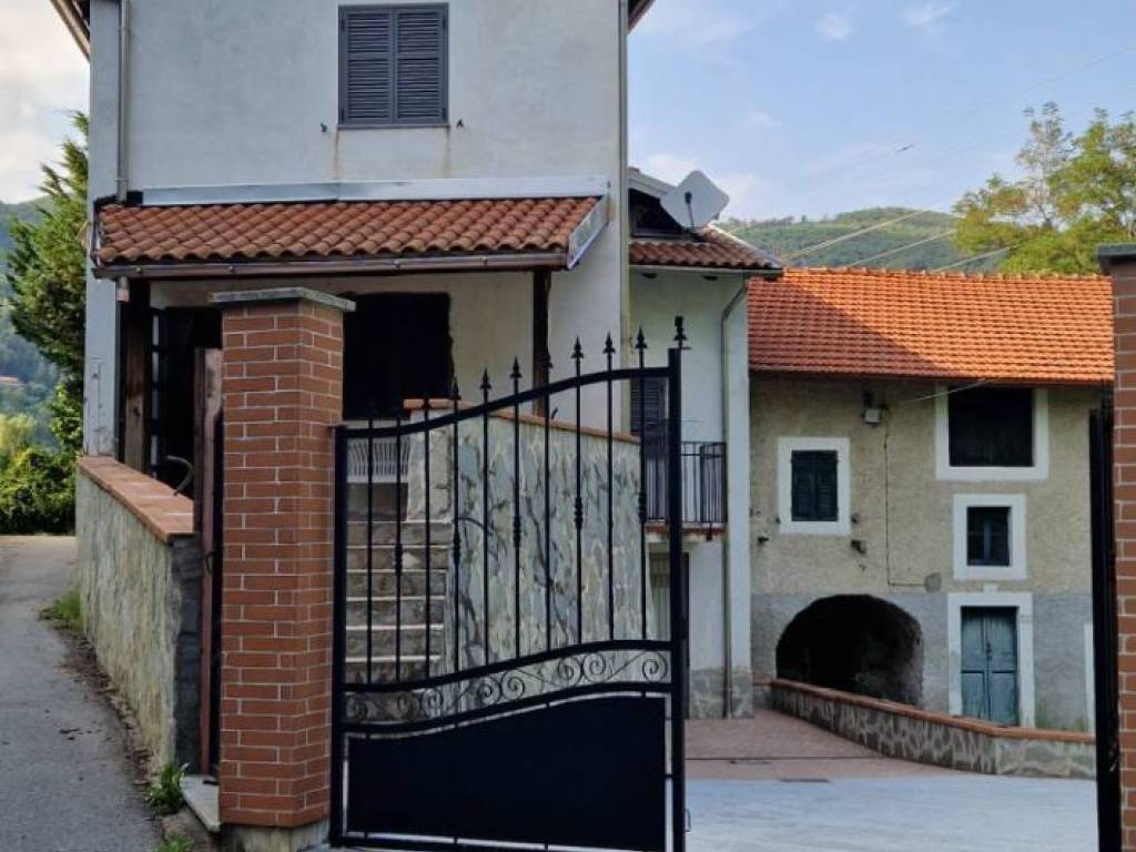 casa indipendente in vendita a Murialdo in zona Piano