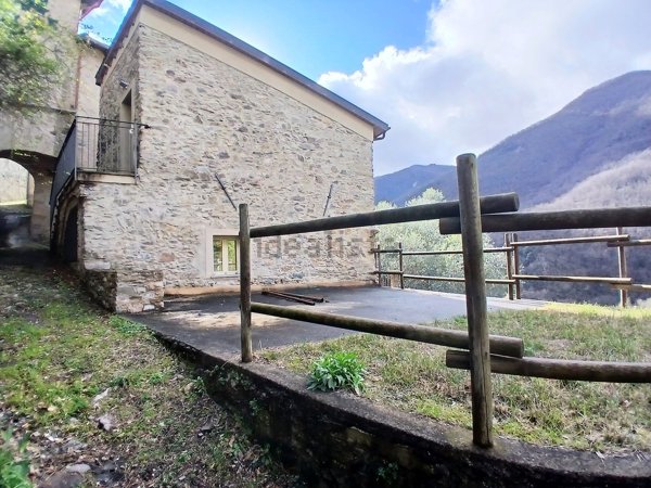 casale in vendita a Nasino in zona Borgo