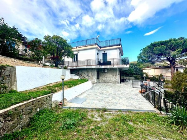 casa indipendente in vendita a Noli in zona Voze