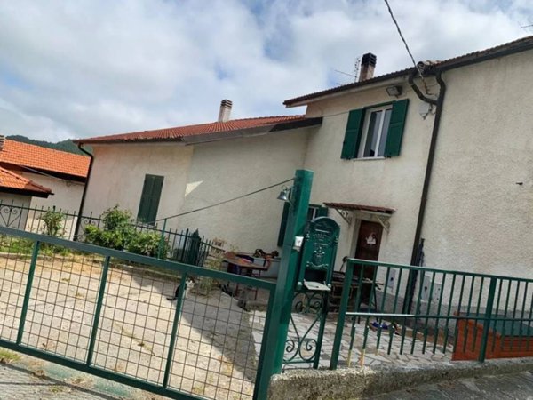 casa indipendente in vendita a Pallare in zona Biestro