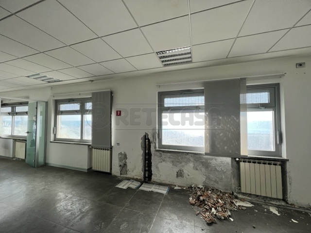 locale commerciale in vendita a Pietra Ligure