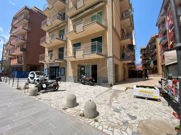 locale commerciale in vendita a Pietra Ligure