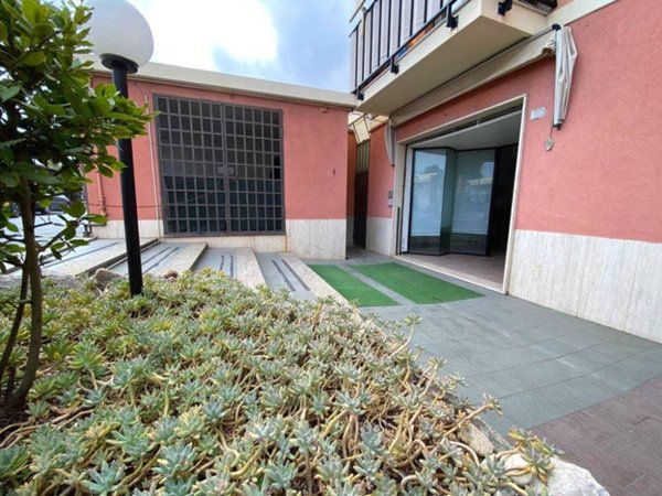 locale commerciale in vendita a Pietra Ligure