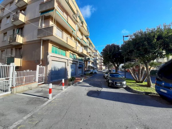 locale commerciale in vendita a Pietra Ligure