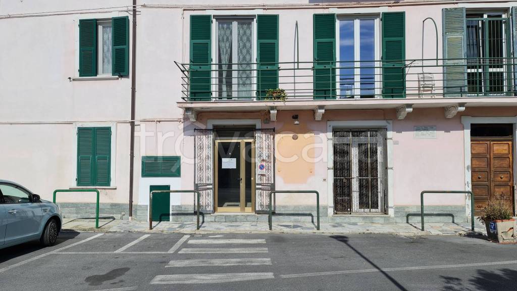 locale commerciale in vendita a Pietra Ligure